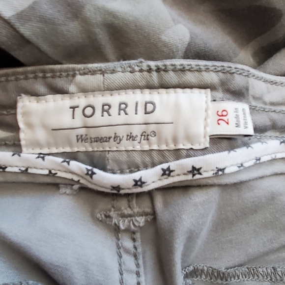 Torrid sz 26. Camo crop Ankle 27inseam. Stretch - Picture 5 of 6